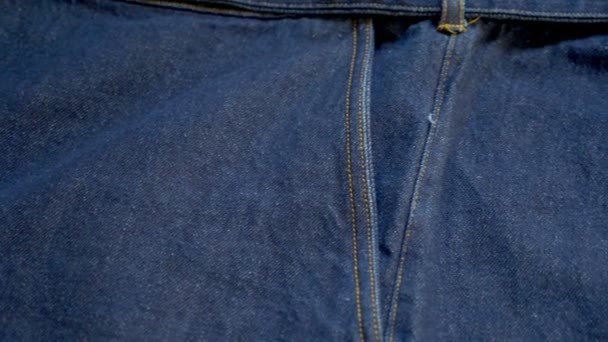 Hintergrund aus leuchtend violettem Denim. Textur Jeans — Stockvideo