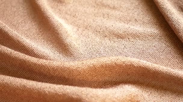 Achtergrond van delicate beige breigoed met lurex. Close-up. breien (textiel) textuur — Stockvideo