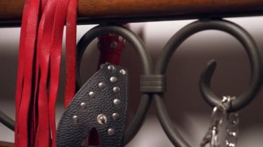 BDSM, seks oyuncakları sahte karyola üzerinde dur. yakın çekim