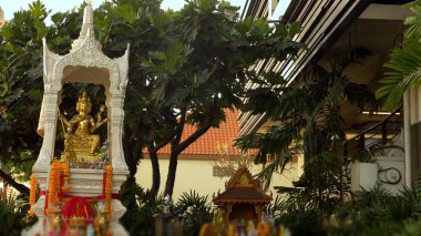 Budizm, Tay tarzında. Ruh ve palmiye ağaçlarının arka plan üzerinde güzel büyük ev