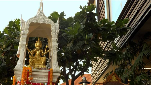 Βουδισμός, Ταϊλανδικά στυλ. Όμορφο μεγάλο σπίτι του πνεύματος για το φόντο των φοινικόδεντρων — Φωτογραφία Αρχείου