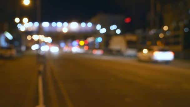 Расплывчатый фон. Ночной город. Ночная городская улица с машинами, светофорами, боками — стоковое видео