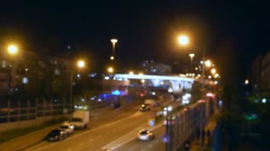 bulanık arka plan. Gece şehri. Arabalar, lambalar ve ışıklar, bokeh ile Gece şehir sokak