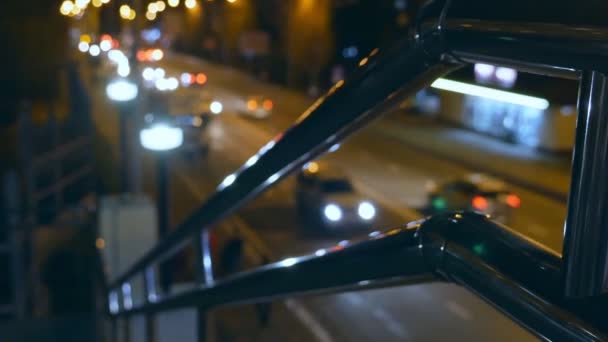 Abstrakt suddig bakgrund. nattstad med stål räcken nära stads vägen — Stockvideo