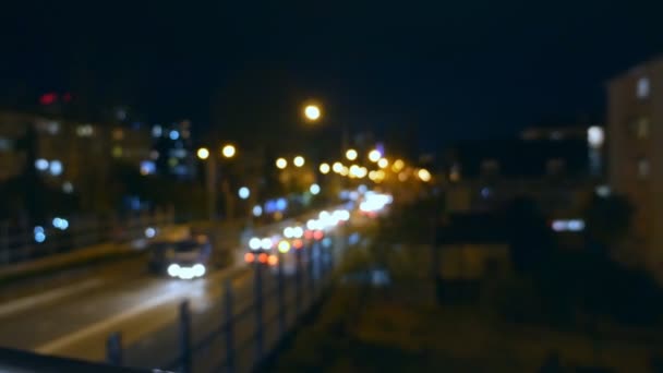 Fondo borroso. Ciudad nocturna. Calle de la ciudad nocturna con coches, lámparas y luces, bokeh — Vídeos de Stock