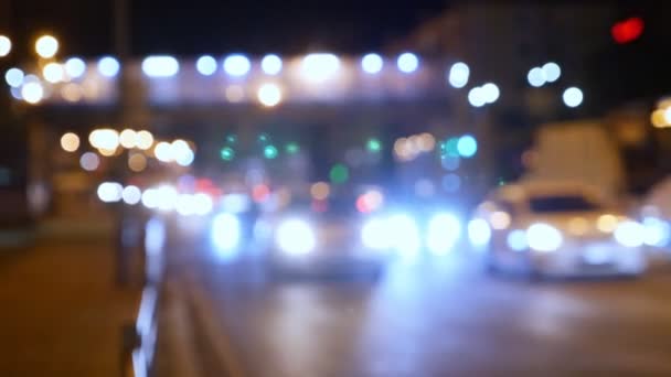 Onscherpe achtergrond. Night City. Night City Street met auto's, lampen en verlichting, bokeh — Stockvideo