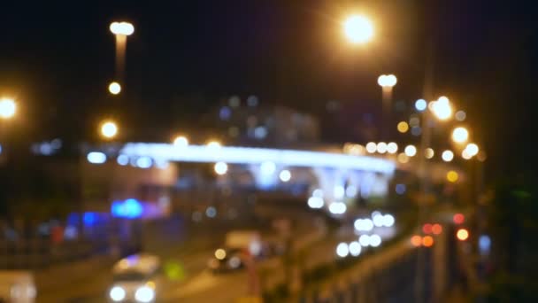 Fondo borroso. Ciudad nocturna. Calle de la ciudad nocturna con coches, lámparas y luces, bokeh — Vídeos de Stock