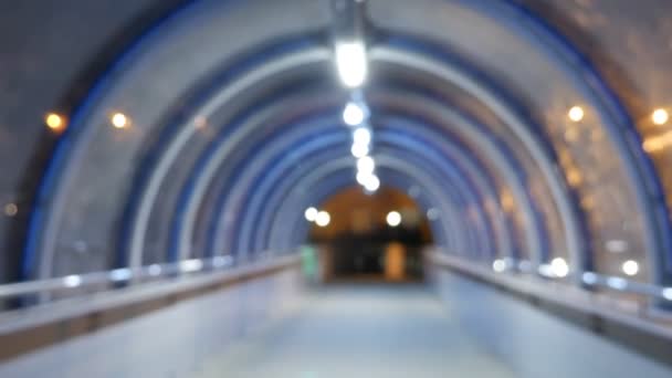 Θαμπό φόντο. μια θέα του πρώτου προσώπου, κάποιος περνά μέσα από ένα σκοτεινό τούνελ πεζοδρομίων πάνω από το δρόμο, — Αρχείο Βίντεο