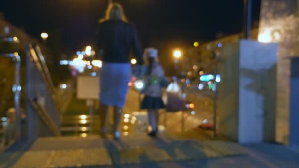 抽象的なぼやけた背景。歩行者用の高架橋。市街地の近くにスチール製の手すりを持つ夜の都市 — ストック動画