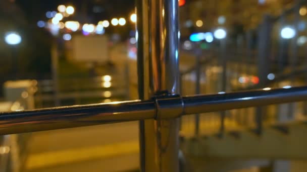 Fondo borroso abstracto. ciudad nocturna con barandas de acero cerca de la carretera de la ciudad — Vídeo de stock