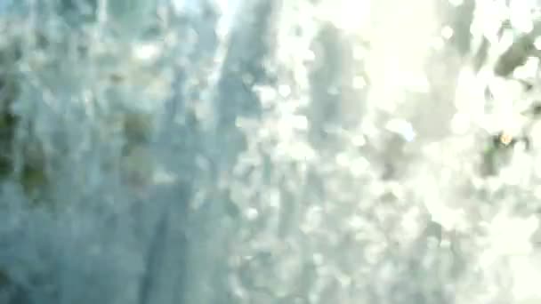 Stadtbrunnen-Wasserstrahl auf verschwommenem Hintergrund mit Menschen, die um Brunnen in der Innenstadt laufen. — Stockvideo