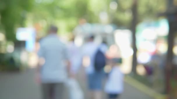 Fond déconcentré. parc d'été ensoleillé avec des personnes marchant — Video