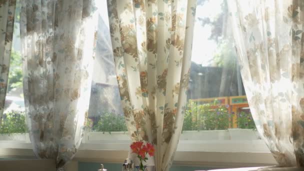 Concepto de ventanas interiores. grandes ventanales decorados con cortinas de impresión floral — Vídeos de Stock