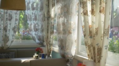 iç pencere kavramı. çiçek baskı perdeleri ile dekore edilmiş büyük pencereler tam uzunlukta