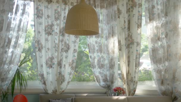 Konzept der Innenfenster. große Fenster in voller Länge mit floralen Vorhängen dekoriert — Stockvideo