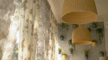 Iç pencereler kavramı. çiçek baskı perdeler ve ev bitkileri ile dekore edilmiş ev duvarı ile dekore edilmiş büyük tam uzunlukta pencereler