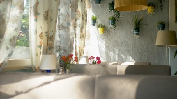 インテリアウィンドウのコンセプト。花柄のカーテンと家の壁で飾られた大きなフルレングスの窓は、家庭の植物で飾られています — ストック動画