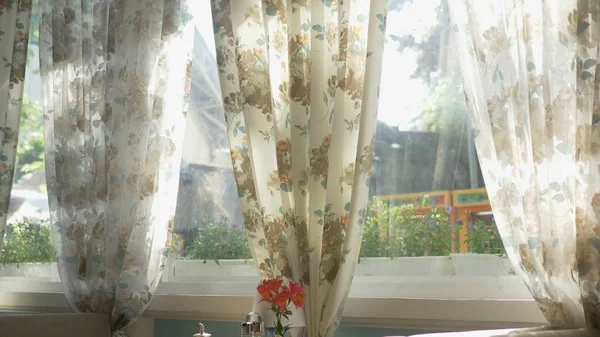 Koncept vnitřních oken. velká okna s plnou délkou ozdobená květinovými tisky — Stock fotografie