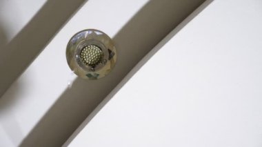 Daire ve mülkiyet sigortası sel kavramı. Su yukarıdan kaçak sonra elektrikli tavan ışıkları üzerinden geçer