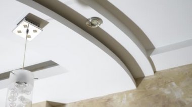 Daire ve mülkiyet sigortası sel kavramı. Su yukarıdan kaçak sonra elektrikli tavan ışıkları üzerinden geçer