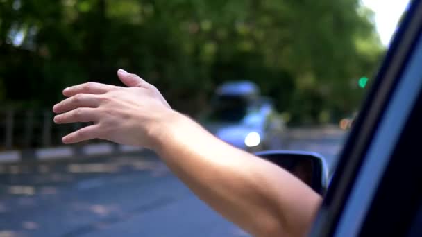 Nahaufnahme. Fahrer Hand aus dem Autofenster. Konzept von Freiheit und Autotravel — Stockvideo