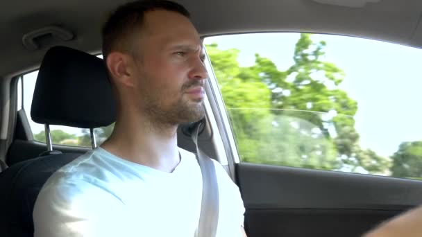 Stanco uomo cupo alla guida di una macchina in autostrada — Video Stock