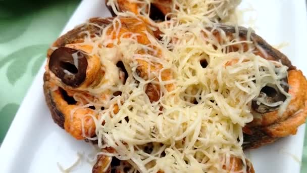Cogumelos grelhados com queijo e legumes grelhados. Prato vegetariano delicioso e nutritivo feito de produtos orgânicos — Vídeo de Stock