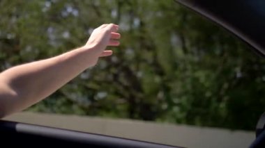 Close. sürücüler araba penceresinden el. özgürlük ve otomatik seyahat kavramı