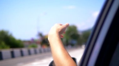 Close. sürücüler araba penceresinden el. özgürlük ve otomatik seyahat kavramı