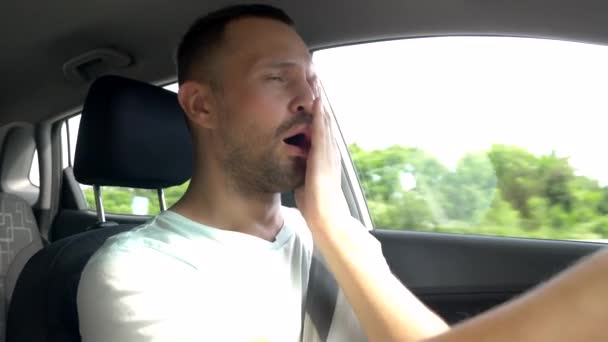Karayolu üzerinde bir araba sürüş yorgun kasvetli adam — Stok video