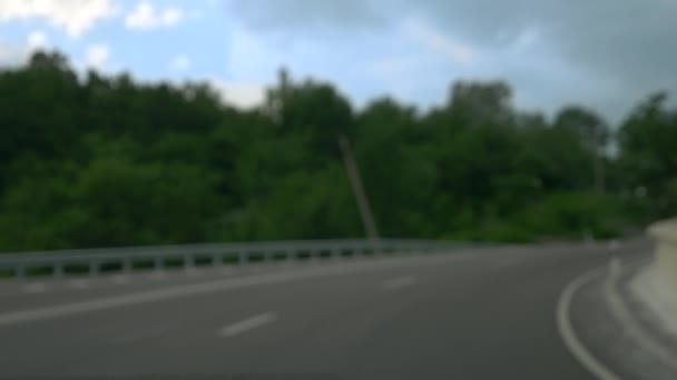 Fondo borroso. Serpentina de montaña. vista desde el coche a través del parabrisas — Vídeo de stock