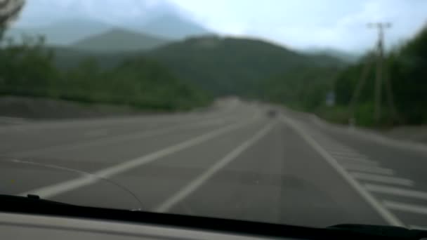 Blurred background. mountain serpentine. view from the car through the windshield — Stock Video