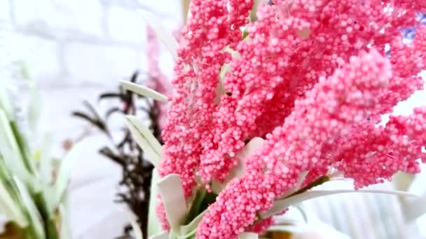 Close-up. Lindas flores artificiais multicoloridas . — Vídeo de Stock