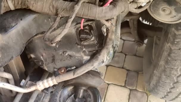 Těsné, dráty pod nárazníkem rozbiteného auta po nehodě. — Stock video