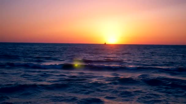 Hermosa puesta de sol en el mar, las olas del mar y el cielo colorido — Vídeos de Stock