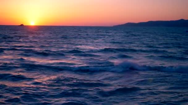 Hermosa puesta de sol en el mar, las olas del mar y el cielo colorido — Vídeos de Stock