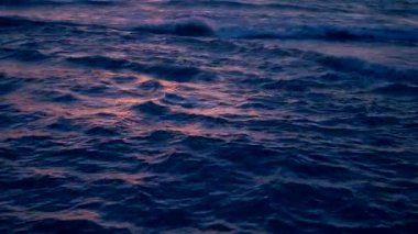 denizde güzel gün batımı, deniz dalgaları ve renkli gökyüzü