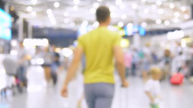 soyut bulanık arka plan. yolcular ile havaalanı salonu