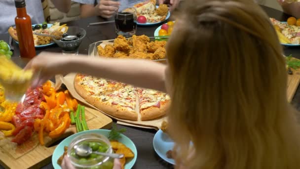 A család kellemes otthoni környezetben megeszi. Házi készítésű ételek, házi pizza. Boldog család ebédelni együtt ül a bőségesen meghatározott asztal — Stock videók