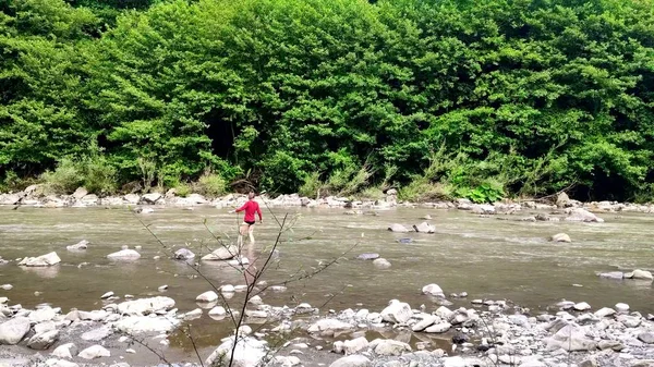 无法辨认的女人穿越山河福特 — 图库照片