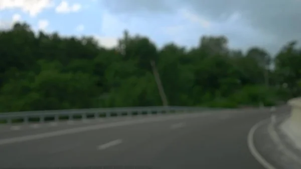 Blurred background. mountain serpentine. view from the car through the windshield — Stock Photo, Image