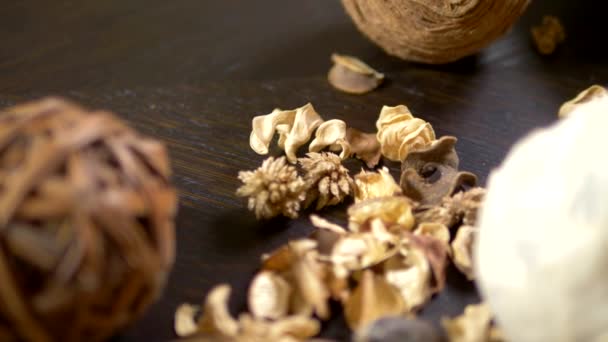 Abstraktní pozadí, textura sušených květin. Potpourri. Close-up. sušené květiny a semena používaná pro aromáterapii. — Stock video