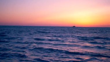 denizde güzel gün batımı, deniz dalgaları ve renkli gökyüzü