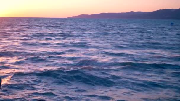 Красивий захід сонця на морі, морські хвилі і барвисте небо — стокове відео