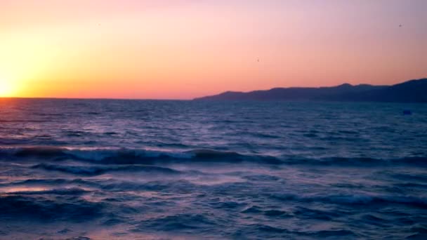 Hermosa puesta de sol en el mar, las olas del mar y el cielo colorido — Vídeos de Stock