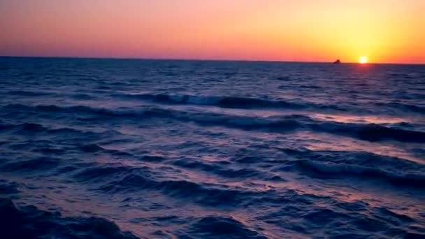 Hermosa puesta de sol en el mar, las olas del mar y el cielo colorido — Vídeos de Stock