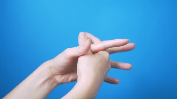 Gyengéd női kezek természetes manikűr mozog szépen a kék háttér. Szöveghely. — Stock videók