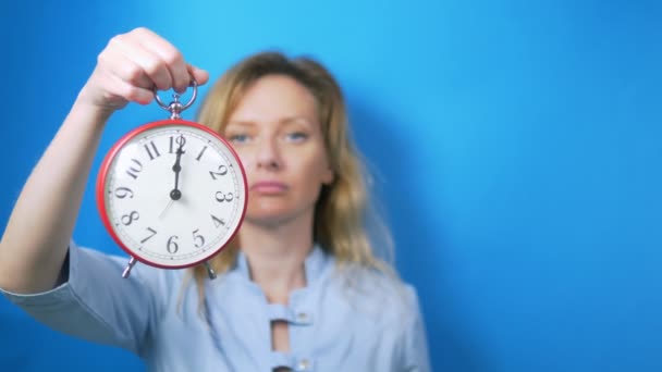 Le concept de soins de santé, de médicaments. médecin tient horloge et comprimé à la main. temps de prendre des pilules — Video