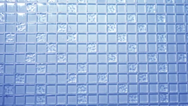 テクスチャの背景青モザイク、壁に小さな正方形の透明なタイル。キッチン用ガラスパネル — ストック動画