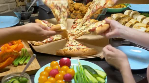 A família come em um ambiente acolhedor em casa. Comida caseira, pizza caseira. Família feliz almoçando juntos sentados na mesa abundantemente colocada — Vídeo de Stock